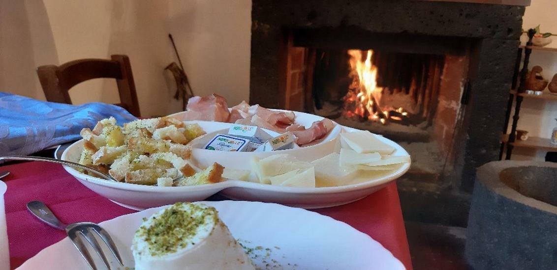 Agriturismo Sole Di Sicilia Randazzo Bagian luar foto